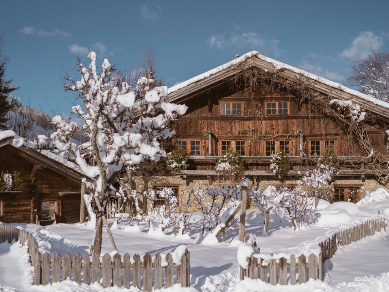 http://Guide%20to%20Ski%20-%20Chalet%20or%20Hotel cc