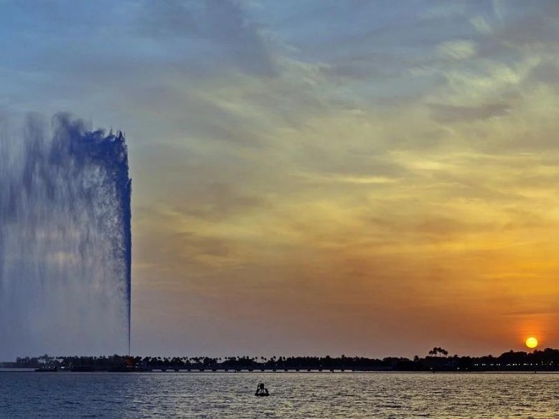Enjoy a romantic dinner overlooking King Fahd’s Fountain during your luxury holidays to Saudi Arabia