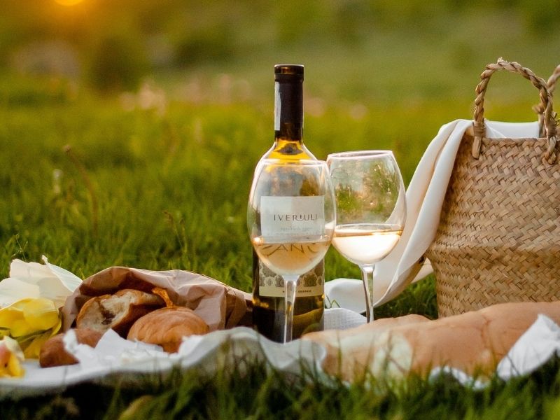 Enjoy a delicious picnic by the river in Côa